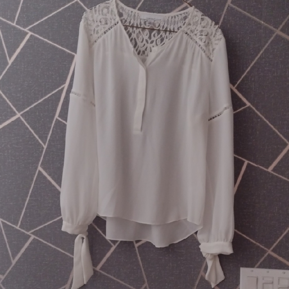 Elegant White Lace Women's Top Ptp 23"